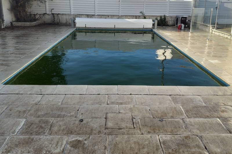 Eaux très vertes à Royan, nettoyage et entretien piscine avant mise en service 